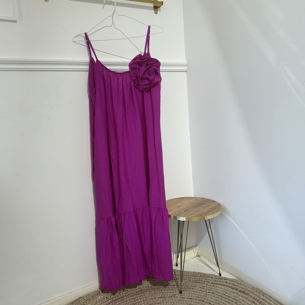 Midi φόρεμα με αφαιρούμενη μπουτονιέρα ματζεντα